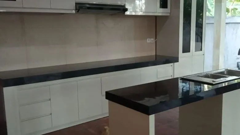 Custom kitchen set with white cabinets and a dark worktop