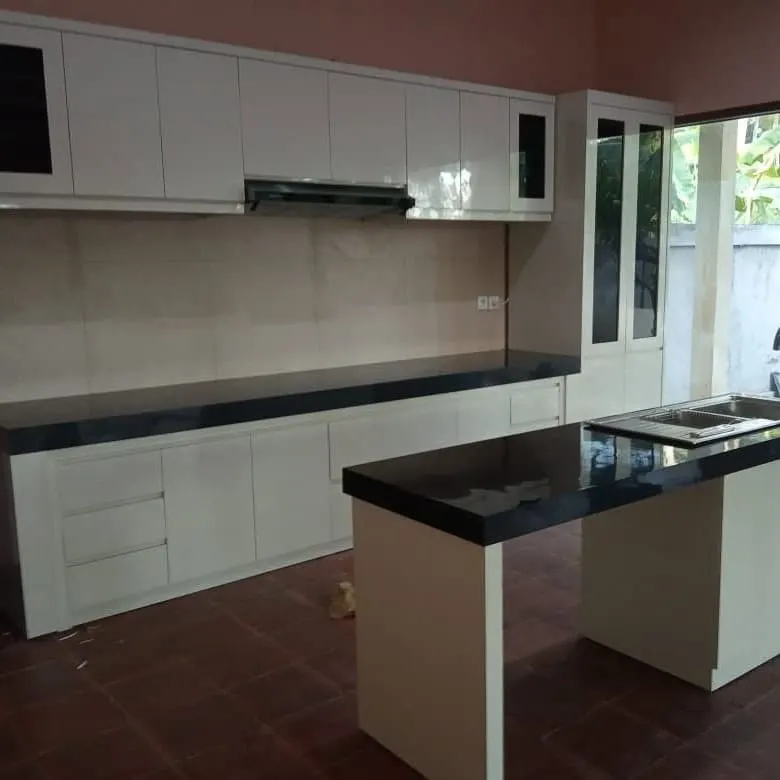 Custom kitchen set with white cabinets and a dark worktop