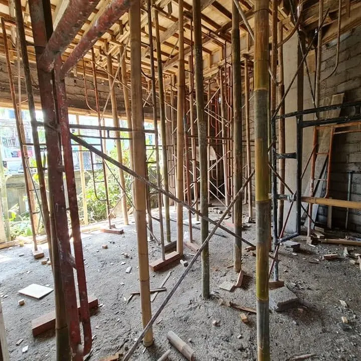 Shoring props and reinforced columns during the structure stage